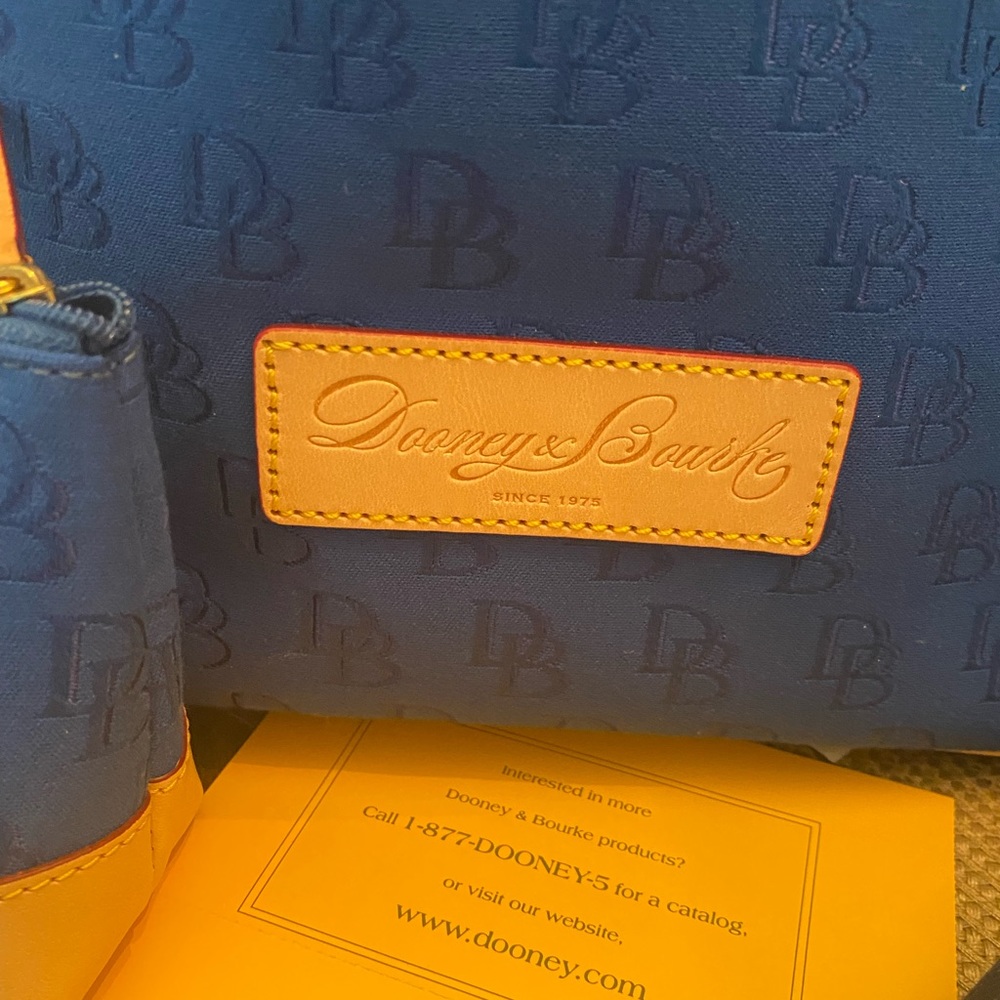 Dooney & Bourke Blue Signature Print Satchel Purse w/ makeup bag, set of 5 - Picture 8 of 15
